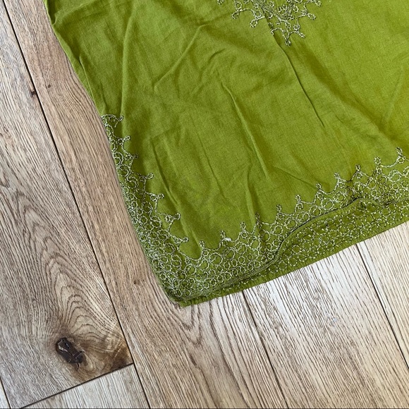 New York & company NYC green embroidered deep V neckline top blouse shirt - Picture 3 of 7